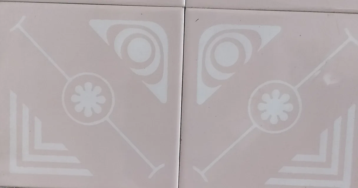 Piso de porcelanato claro com desenho em relevo, ilustrando como limpar o porcelanato