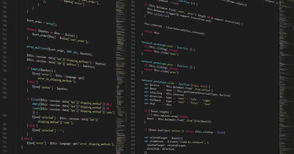 Código de programação em tela escura, cena de desenvolvimento para sites de cartão de crédito válido para teste