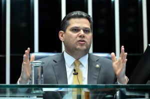Alcolumbre evita se comprometer com calendário da PEC 6x1