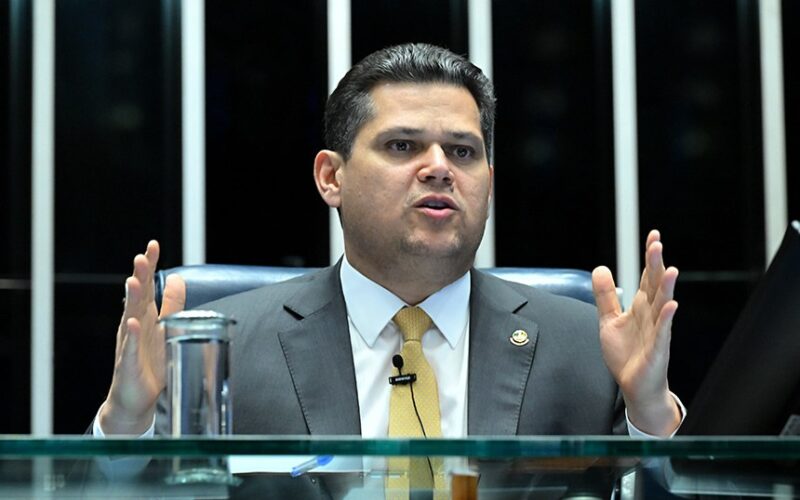 Alcolumbre evita se comprometer com calendário da PEC 6x1
