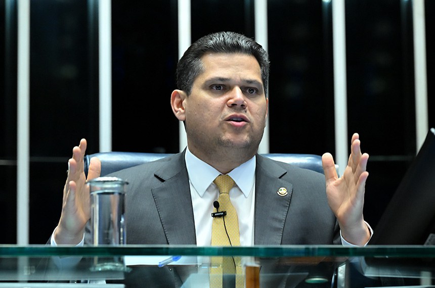 Alcolumbre evita se comprometer com calendário da PEC 6x1