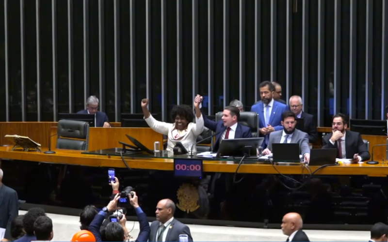 Câmara aprova em 2 turnos fim da escala 6x1; PEC vai ao Senado