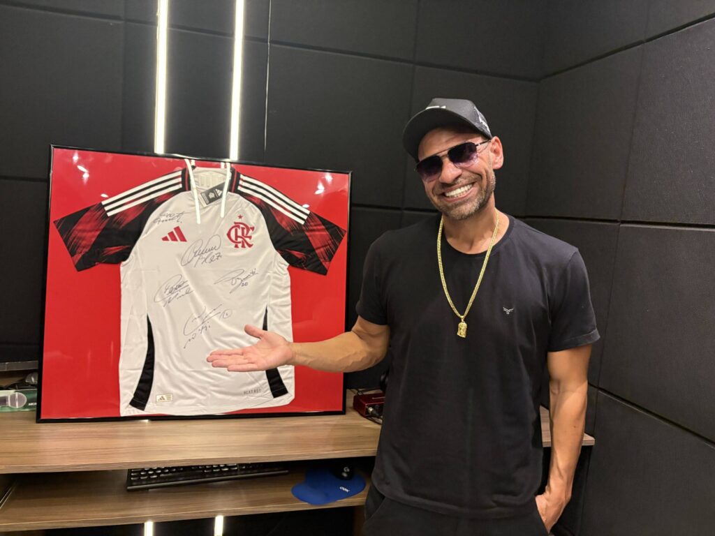 Camisa do Flamengo autografada é rifada para casa de Dona Rosi