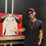 Camisa do Flamengo autografada é rifada para casa de Dona Rosi