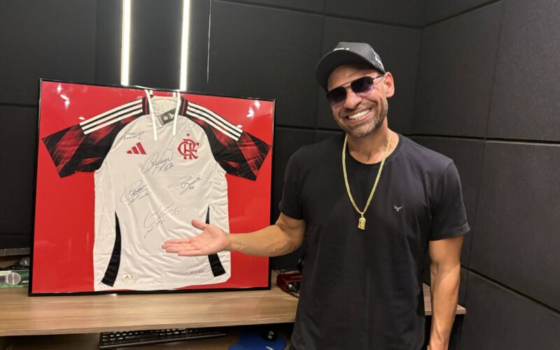 Camisa do Flamengo autografada é rifada para casa de Dona Rosi