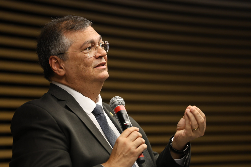 Flávio Dino critica autocontenção e defende STF: "Não somos inimigos