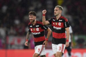 Flamengo empata com Athletico-PR e segue 4 pontos atrás do líder