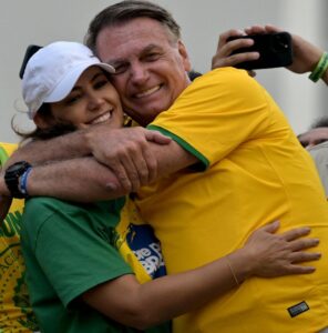 Prisão domiciliar: Michelle Bolsonaro cuida de marido e desabafa