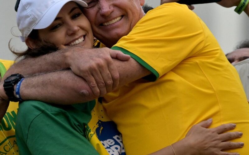 Prisão domiciliar: Michelle Bolsonaro cuida de marido e desabafa