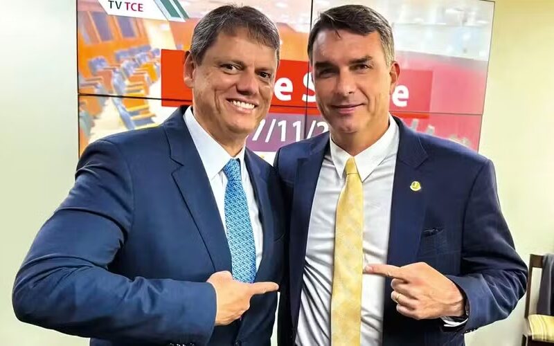 Tarcísio diz que Flávio precisa explicar caso Master