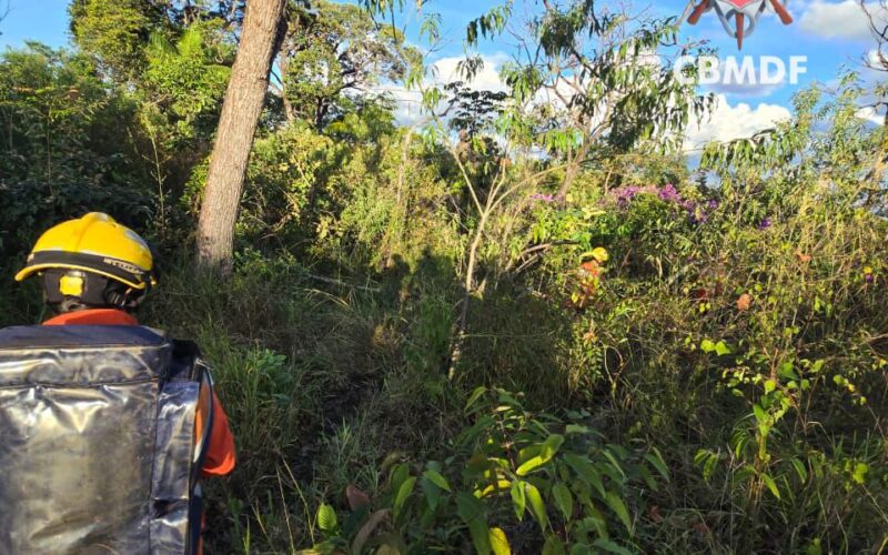 Bombeiros resgatam homem acidentado em área rural de Brazlândia