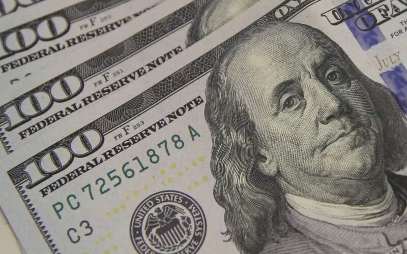 Dólar cai com alta do petróleo, apesar de risco geopolítico