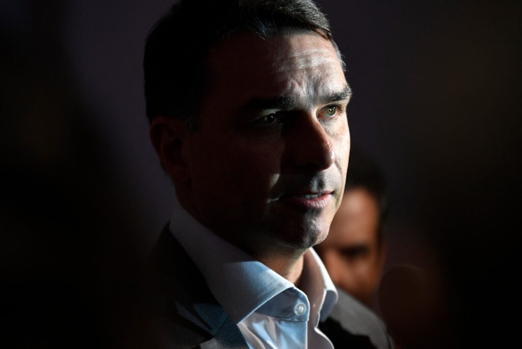 Flávio Bolsonaro defende base ampla e corte de ministérios
