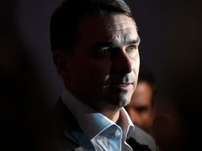 Flávio Bolsonaro defende base ampla e corte de ministérios