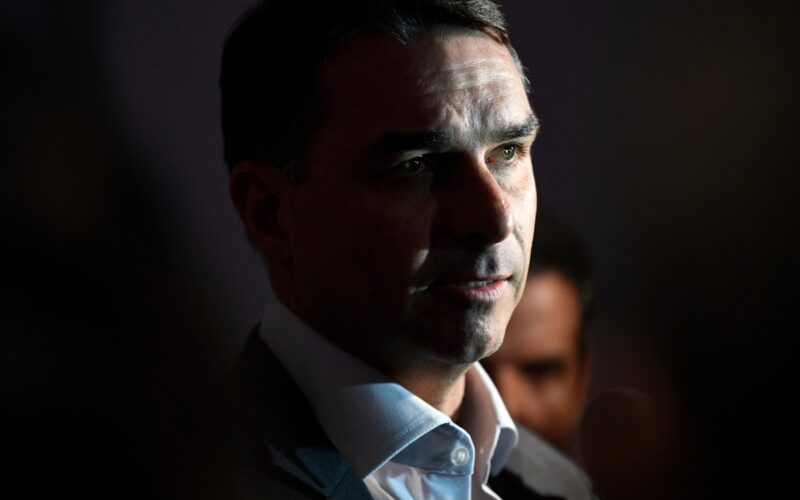 Flávio Bolsonaro defende base ampla e corte de ministérios
