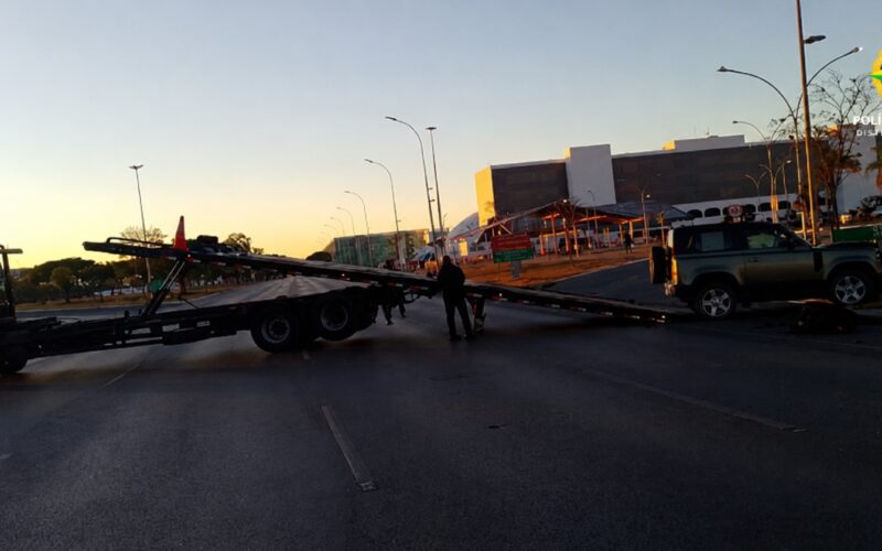 Motorista embriagada bate Land Rover e derruba poste no centro de Brasília