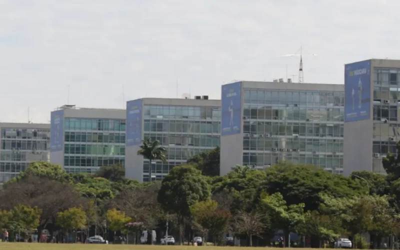 Governo libera servidores mais cedo em dias de jogos do Brasil