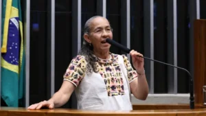 Heloísa Helena deixa Brasília com despedida dramática