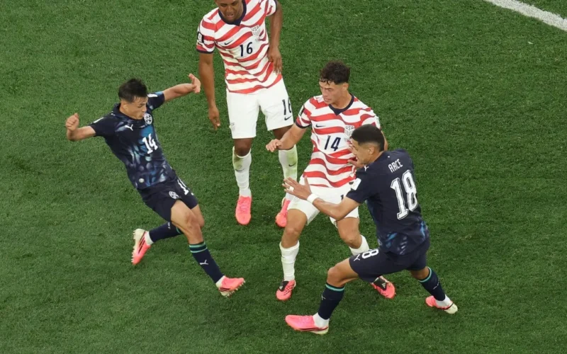 EUA atropela Paraguai por 4 a 1 na estreia da Copa
