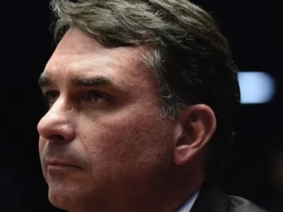 Flávio admite erro de Bolsonaro com a imprensa