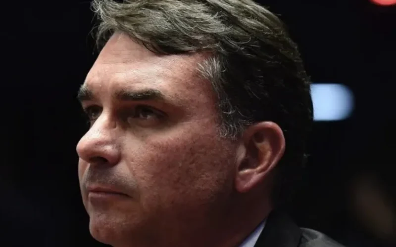 Flávio admite erro de Bolsonaro com a imprensa