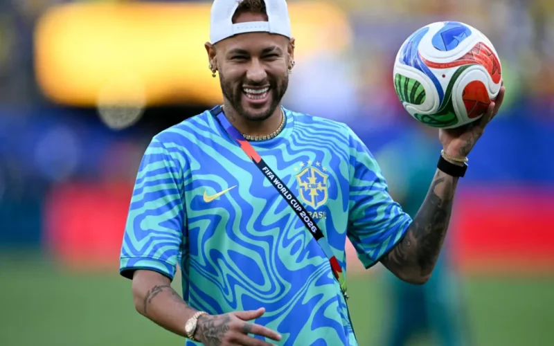 Neymar é batizado em treino e anima Seleção na Copa