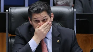 Alcolumbre sinaliza votação de pauta-bomba de agentes de saúde