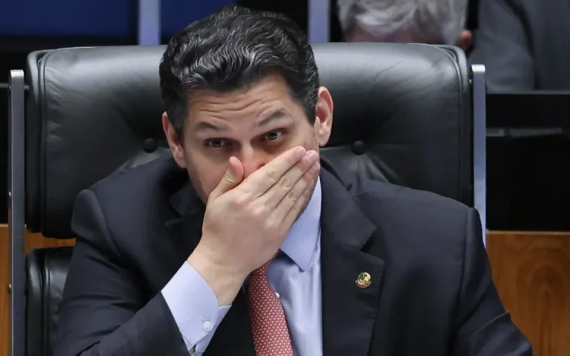 Alcolumbre sinaliza votação de pauta-bomba de agentes de saúde