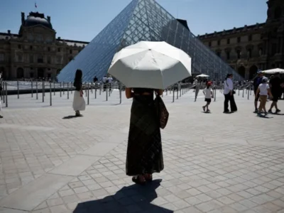 França ativa célula de crise com onda de calor e festa