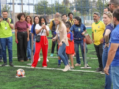 Celina Leão entrega campos sintéticos reformados em Taguatinga e Samambaia