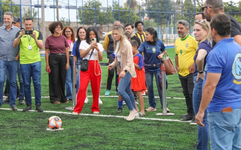 Celina Leão entrega campos sintéticos reformados em Taguatinga e Samambaia