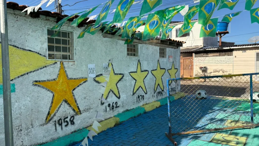 Moradores do Cruzeiro transformam beco em点 de torcida pela Copa