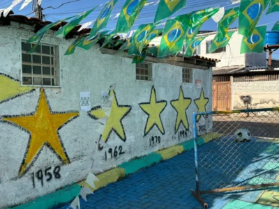 Moradores do Cruzeiro transformam beco em点 de torcida pela Copa