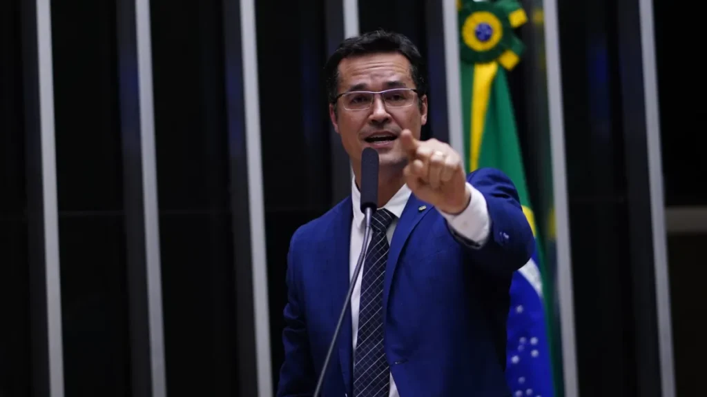 Dallagnol diz que pode lançar esposa ao Senado se for barrado