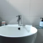 Vaso Sanitário Sem Descer a Água: Como Desentupir Rápido em Casa