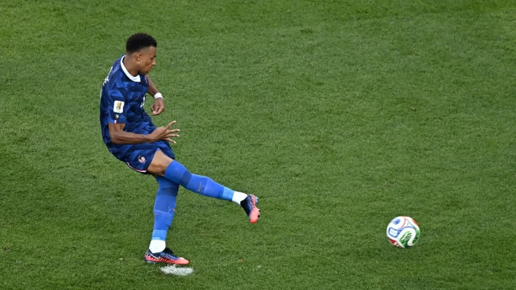França vence Paraguai com gol de Mbappé e avança no Mundial