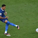 França vence Paraguai com gol de Mbappé e avança no Mundial
