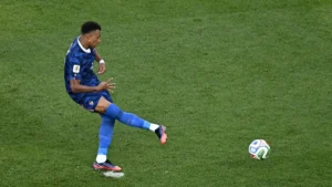 França vence Paraguai com gol de Mbappé e avança no Mundial
