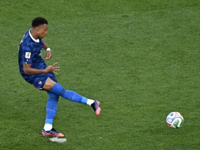 França vence Paraguai com gol de Mbappé e avança no Mundial
