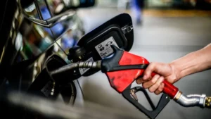 Durigan adia retirada de subsídio da gasolina com alta do petróleo