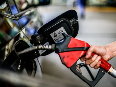 Durigan adia retirada de subsídio da gasolina com alta do petróleo