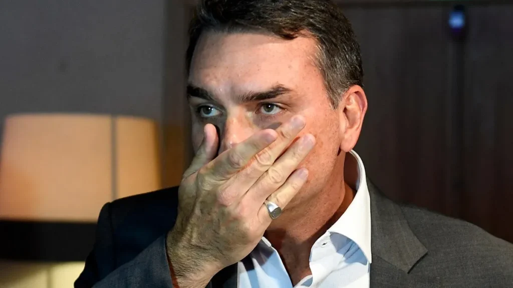 Flávio Bolsonaro recorre ao STF após proibição de visitas ao pai