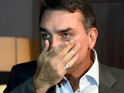 Flávio Bolsonaro recorre ao STF após proibição de visitas ao pai