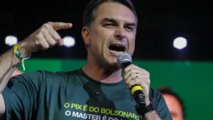 Flávio Bolsonaro acena a federação União-PP e espera apoio nacional