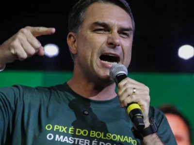 Flávio Bolsonaro acena a federação União-PP e espera apoio nacional