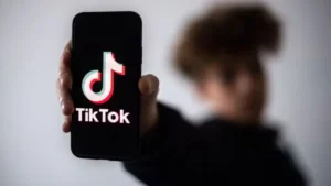 França vai proibir redes sociais para menores de 15 anos