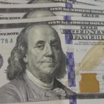 Dólar abre estável com IPCA-15 abaixo do esperado