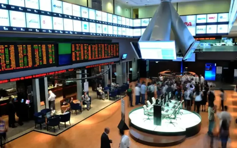 Bolsa abre com atraso na B3 e dólar sobe com Fed no radar