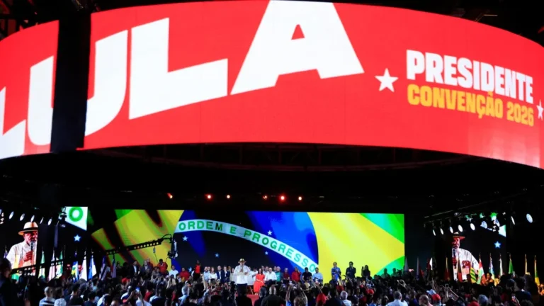 Vermelho, onça e estilo: militância se destaca na convenção de Lula