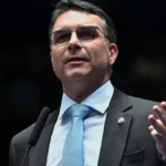 Flávio Bolsonaro alega 'guerra psicológica' contra sua campanha